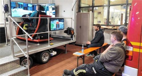 36 heimische Maschinisten hatten die Möglichkeit, mit dem Blaulichtsimulator gefahrlos Einsatzfahrten zu trainieren.Foto  Hobmaier