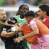 Suarez löst Schlägerei aus