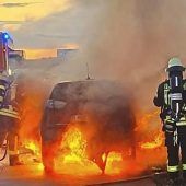 Auto geht auf der A8 in Flammen auf – Fahrer rettet sich