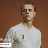 Zum 80. des „Kaisers“: Sohn modelt für FCB-Kollektion
