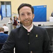 Plötzlich steht er zwischen zwei Pistolen