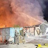 Lagerhalle in Flammen