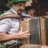 Ein Künstler an der Ziehorgel