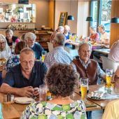Gedankenaustausch über den Gartenherbst