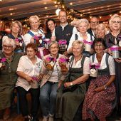 Erkennungszeichen: Schillerndes Strumpfband mit Herzerl-Anhänger