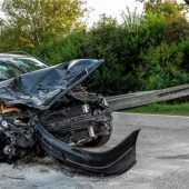 Ruhpoldinger prallt mit Auto gegen Verkehrszeichen und Schutzplanke