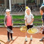 Erste Versuche mit Schläger und Ball