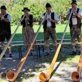 Dorfmarkt mit den Feldwieser Alphornbläsern