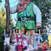 Kinder feiern Auftakt der Proben im Freizeitpark