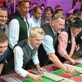 Alte Fußballer-Größen der Sechziger auf der Wiesn – da flüchtet der Wiesnigel Ignaz lieber ins Motodrom