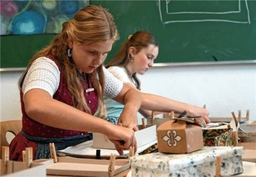 Altes Brauchtum und neue Hobbys gab es für die jungen Trachtler in den Räumen der Samerberger Grundschule zu entdecken. Foto Deindl