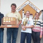 Markus Mayer erhält goldene Verdienstnadel nach 25 Jahren als Kassier des Eis-Club Mittenkirchen