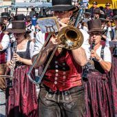 Samerberger Musikanten, Gebirgsschützen und Trachtler mit starkem Auftritt auf dem Oktoberfest