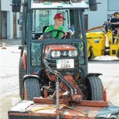 Kinder testen Bauhof-Fuhrpark