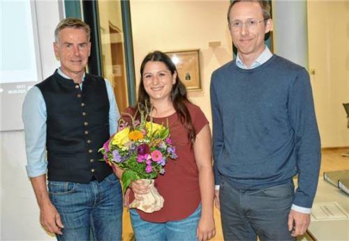 Abschied und Neuanfang: (von links) Bürgermeister Andreas Scheck, Lisa Hell und Matthias Rappl. Foto  Wunderlich