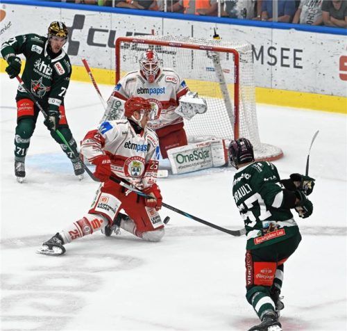 Acht Ligaspiele warten die Starbulls saisonübergreifend schon auf einen Powerplay-Treffer. Auch Charlie Sarault findet gegen Landshut nicht den Weg ins Tor.Foto Ziegler