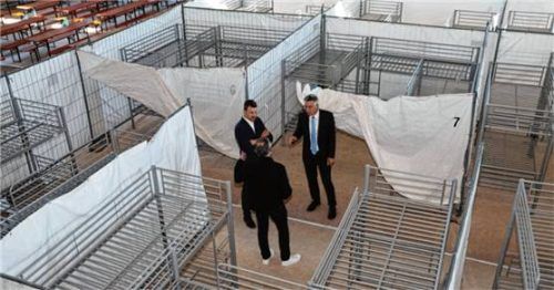 Aktuell laufen die Abbauarbeiten in der Turnhalle des Inntal-Gymnasiums Raubling. Im Gespräch (von links): Schulleiter Anton Seitz, Raublings Bürgermeister Olaf Kalsperger und Landrat Otto Lederer. Foto Landratsamt Rosenheim