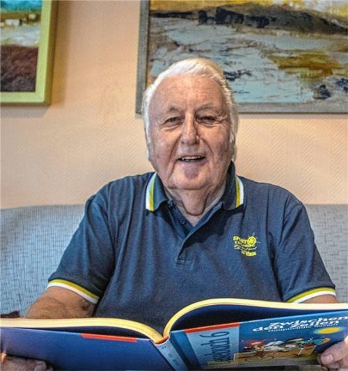 Albert Schnitzer beim Lesen eines seiner Lesebücher und vor einem von seiner Frau Elfriede gemalten Bild, deren große Leidenschaft das Malen ist.Foto stache