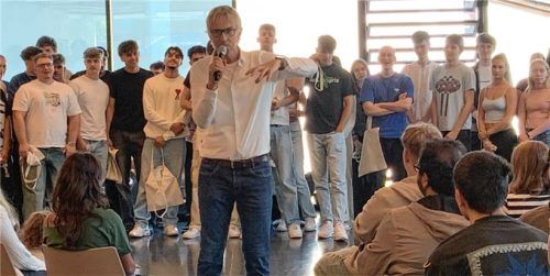 Alle Schüler sollen sich willkommen fühlen: Schulleiter Gerhart Zimmermann hieß die Jugendlichen willkommen.Foto  re