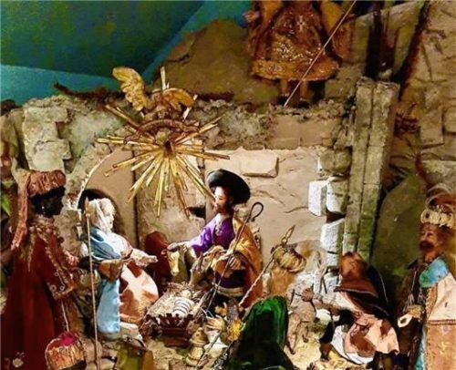 Allein diese Barockkrippe benötigt etwa fünf Quadratmeter Platz, wenn man die großen Figuren mit den prachtvollen Gewändern weiterhin der Öffentlichkeit zugänglich machen will. Foto  Oberkandler