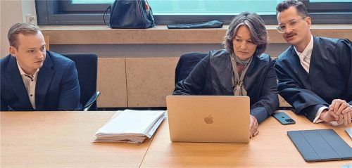 Alles wieder auf Start: der Angeklagte Sebastian T. (links) zusammen mit seinen Verteidigern Regina Rick und Dr. Yves Georg beim Auftakt des Hanna-Prozesses im Amtsgericht Laufen. Foto Michael Weiser
