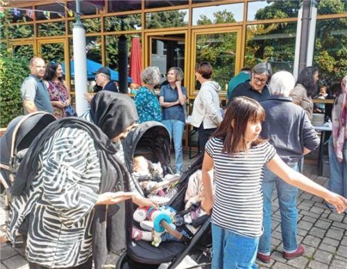 Alt und Jung nahmen beim „Fest der Kulturen“ in Übersee im Hof der Grundschule Übersee teil. Foto Giesen