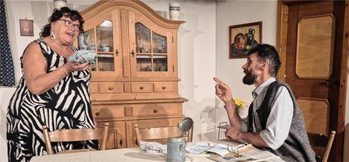 Altbäuerin Annamirl (Claudia Schlosser) hat ein ernstes „Wörterl“ mit ihrem Mann Kaspar (Robert Weingartner) zu reden und droht ihm mit einem nassen Putzlappen. Foto re
