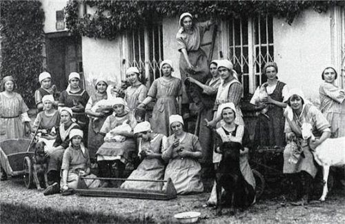 Alternativ-fundamentalistisch würde man die Unterrichtsmethode heute wohl nennen, die 1912 bei den Englischen Fräulein galt.Foto Archiv Meindl