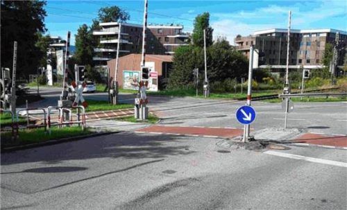 Am Bahnübergang brauchen Schüler Hilfe. Fotos Sedlbauer