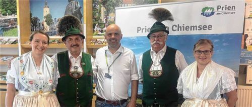 Am Stand von Chiemsee-Alpenland mit Prien: (von links) Lisa Weidner (Trachtengruppe Straupitz), Anton Hötzelsperger (Samerberger Nachrichten), Jens Richter (Bürgermeister von Lübben), Josef Weismann (Waging am See) und Caroline Galkow (Trachtengruppe Straupitz). Foto Hötzelsperger