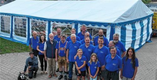 Am Vorabend des großen Oldtimertreffens haben Johann Kölbl, Leader-Koordinator AELF Rosenheim (Dritter von links) und Sepp Reithmeier, Vorsitzender LAG Chiemgauer Seenplatte (Vierter von links) das neue Zelt in Augenschein genommen. Foto emk