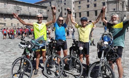 Am Ziel in Santiago: (von links) Peter Vorderwestner, Jakob Egger, Franz Manzinger und Andreas Klein. Foto Manzinger