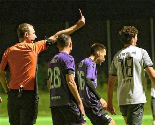 Ampfings Ruslan Klimov musste in der Schlussphase beim Derby in Aschau mit der Roten Karte vorzeitig vom Feld. Foto mb.presse – Butzhammer