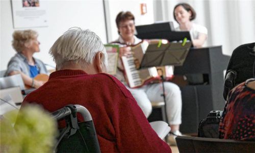An Demenz erkrankte Menschen lauschen in einem Pflegeheim einem Konzert. Foto dpa