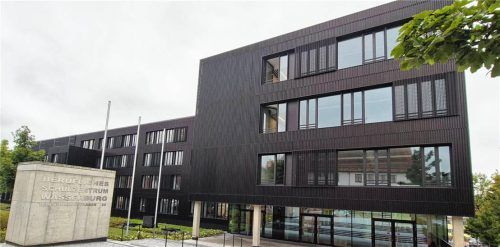 An der Berufsschule Wasserburg soll ein Lehrer in der Pandemie verbal gegenüber Schülern ausfällig geworden sein. Heimlich aufgenommene Videos, veröffentlicht auf der Instagram-Seite der „rosenheimer_gsindl“, haben ein rechtliches Nachspiel. Foto re/Rieger