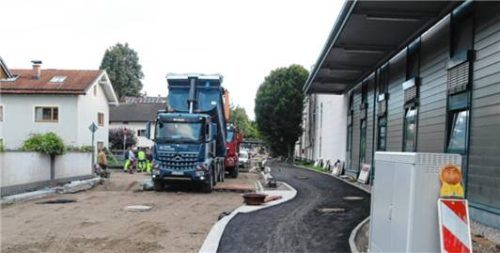 An der Flurstraße wird mittlerweile schon asphaltiert.