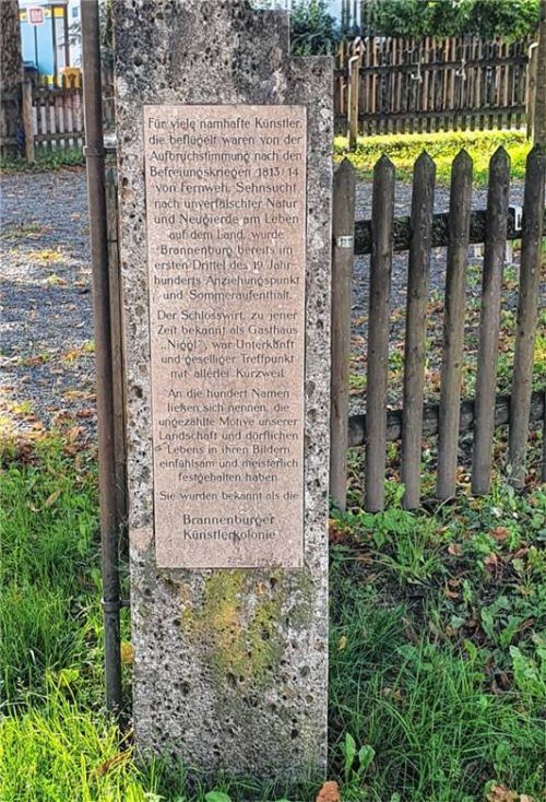 An die Bedeutung des Schloßwirts erinnert eine Station des Kulturspaziergangs vor dem Haus.
