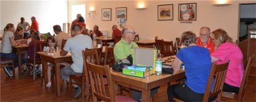 An die Bretter, fertig, los! Begeisterte Spieler trafen sich zum Wettstreit im Kleinen Heftersaal in Grassau. Foto eder
