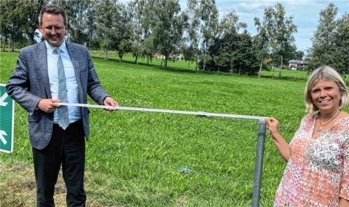 An dieser Stelle im Freigelände des Kindergartens soll das Klettergerüst aufgestellt werden. Bürgermeister Stephan Schlier und Kindergartenleiterin Agnes Grünäugl haben eigenhändig nachgemessen und festgestellt, dass der Platz ausreicht. Foto Kotter