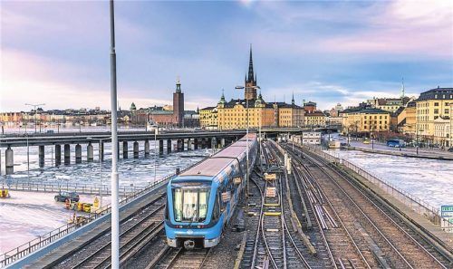 Anderes Land, anderer Zug: In Schweden (gr. F.) gibt es beispielsweise viele Familienangebote (r.).