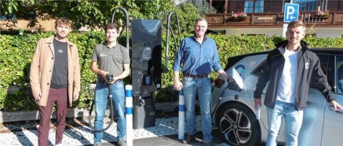 Andreas Preißinger (links) und Felix Plöchinger (rechts) von der Firma „Energypartners“ übergaben am Parkplatz am Maibaum die Ladesäulen an Simon Heigenhauser (Zweiter von links) und Andreas Heigenhauser von der „Naturwärme Reit im Winkl“.Foto hauser