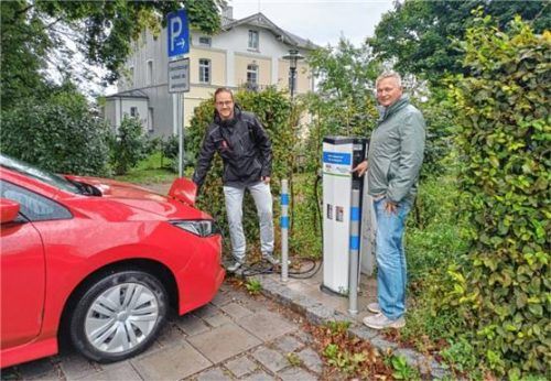 Andreas Wieser (links), Energie- und Klimaschutzmanager des Marktes Bruckmühl und Bürgermeister Richard Richter vor der neuen E-Ladestation. Foto Markt Bruckmühl