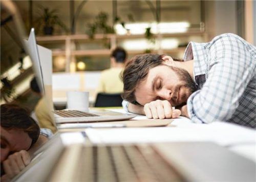 Angeblich soll ein Powernap die Kreativität, Produktivität und Gesundheit auf der Arbeit fördern. Ob ein Nickerchen erlaubt ist, sollte man lieber vorab mit dem Arbeitgeber klären. Foto pixabay/Mansory