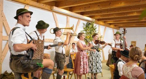 Applaus für einen besonderen Abend – Gastgeber war die „Saitenstraßenmusi“ aus Nußdorf, eingeladen waren Gruppen aus Bayern und der Schweiz: (von links) Hannes Schmid (Steirische Harmonika), Jakob Hampel (Gitarre), Christoph Sinhart (Posaune), Julia Sinhart (Klarinette), Elisabeth Sinhart (Geige) und Florian Schmid (Kontrabass).Foto Steffenhagen