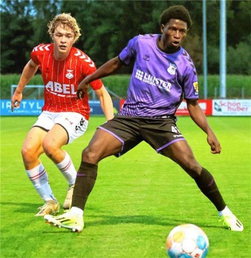 Aschaus Fred Tukeba (rechts) ist in dieser Szene vor dem Engelsberger Markus Stadler am Ball.Foto mb.presse – Butzhammer
