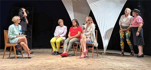 Auch das Fernsehen hat sich in „Audorf“ angesagt: (von links) Maria Fürbeck, Birgit Faltner, Petra Schlosser, Sophie Schönfelder, Sabine Stelzer und Gertraud Versen. Hinten links mit der Kamera: Thorsten Kaack.Foto re