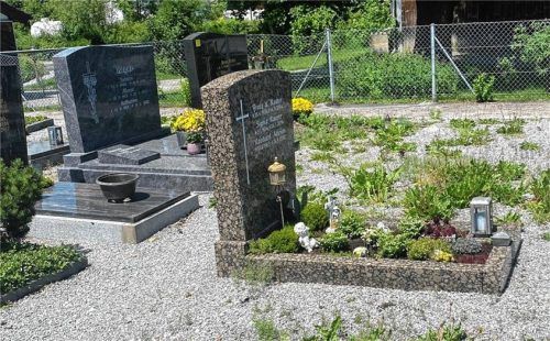 Auf den Flächen aufgelassener Gräber wuchert das Unkraut auf dem Bad Aiblinger Friedhof besonders stark. Foto Kotter