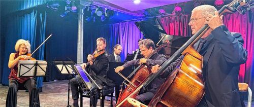 Auf der Bühne im Haberkasten: (von links) Elisabeth Weber, Stefan Vescovic, Florian Richter, Jan Ickert und Frithjof-Martin Grabner. Foto Kreibich