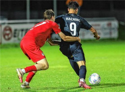 Auf diesen Ringergriff von Hannes Kraus im Strafraum an Jason Eckl folgten der Elfmeter für Unterhaching sowie der Platzverweis für den SBC-Kapitän.Foto Hans Weitz