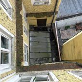 Betrunkener 19-Jähriger stürzt nachts durch Glasdach